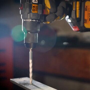 CAT DXK201 18Volt/2.0Ah Li-ion Çift Akülü Kömürsüz Profesyonel Şarjlı Darbeli Matkap + DX7030 + DA01903 Kombo Set